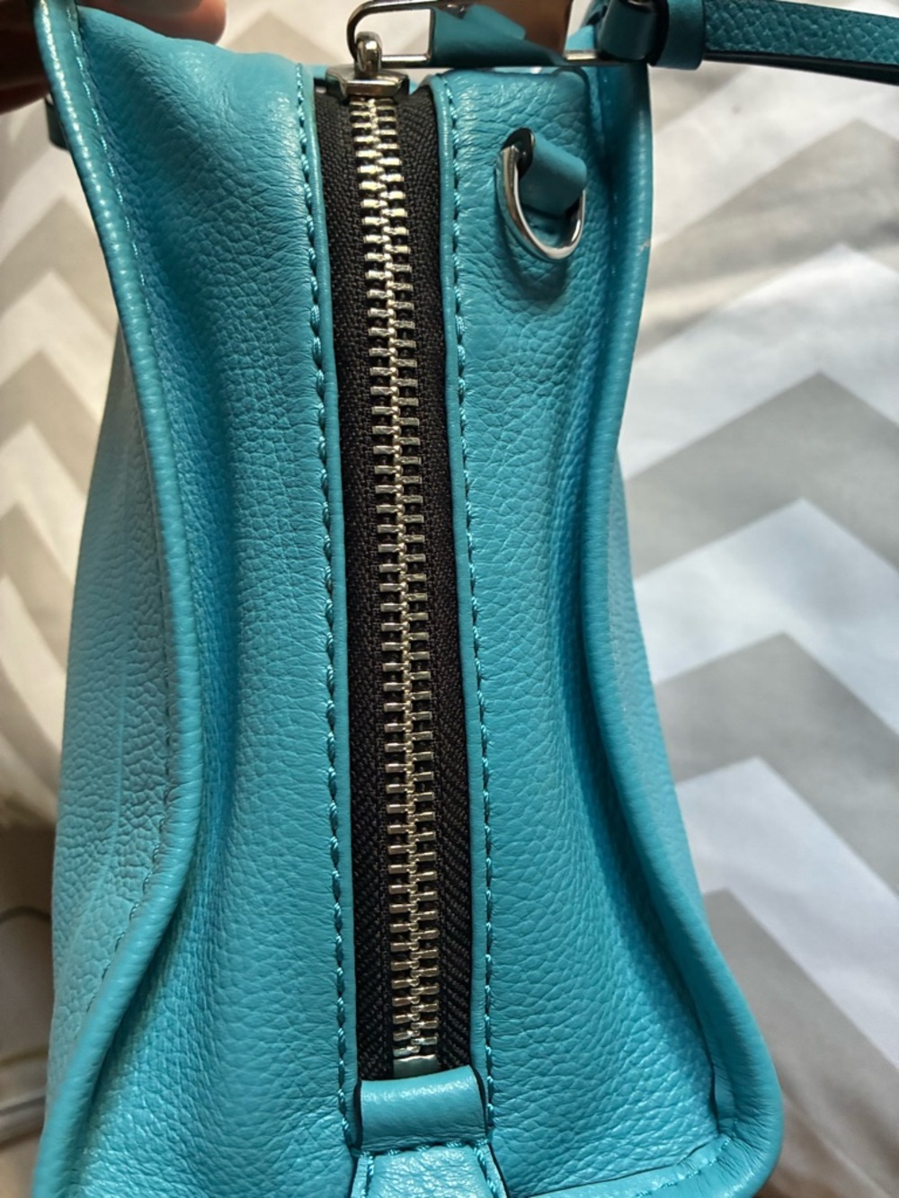 Marc Jacobs Turquoise Pebbled Leather Tote with Logo - Picture 4 of 7